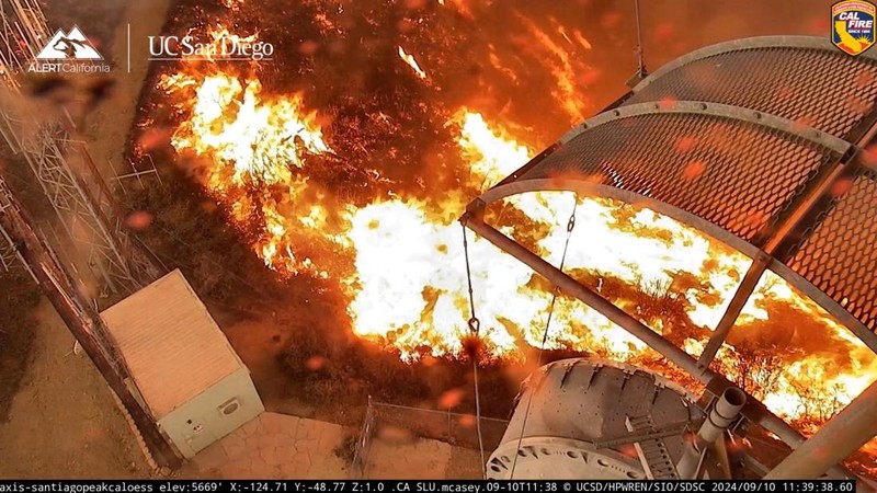 Kebakaran Bandara terjadi di Orange dan Riverside Counties, dalam tangkapan layar yang diambil dari video yang direkam dari Santiago Peak, California, AS, 10 September 2024. (ALERTCALIFORNIA | UC SAN DIEGO/Handout via REUTERS)