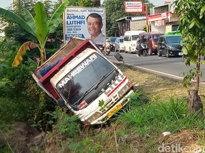 Truk Pasir Kecebur Saluran Irigasi di Tulung Klaten, Muatannya Tumpah