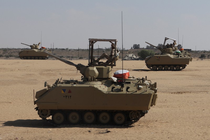 Tank-tank Mesir terlihat di jalan menuju perbatasan Rafah di tengah konflik yang sedang berlangsung antara Israel dan Hamas, di Rafah, Mesir, 9 September 2024. Tank-tank Mesir terlihat di jalan menuju perbatasan Rafah di tengah konflik yang sedang berlangsung antara Israel dan Hamas, di Rafah, Mesir, 9 September 2024. (REUTERS/Mohamed Abd El Ghany)