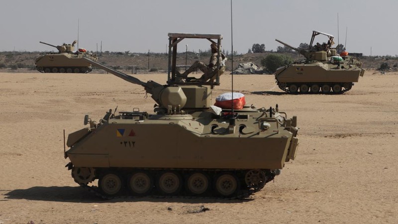 Tank-tank Mesir terlihat di jalan menuju perbatasan Rafah di tengah konflik yang sedang berlangsung antara Israel dan Hamas, di Rafah, Mesir, 9 September 2024. (REUTERS/Mohamed Abd El Ghany)