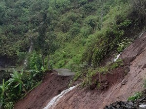 Longsor Putus Akses Penghubung Dua Kecamatan di Garut