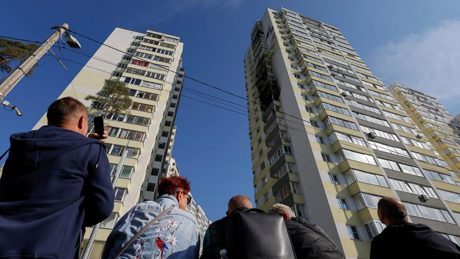 Orang-orang berkumpul di dekat bangunan perumahan bertingkat yang rusak setelah dugaan serangan pesawat tak berawak Ukraina selama konflik Rusia-Ukraina, di Ramenskoye di wilayah Moskow, Rusia, 10 September 2024. (REUTERS/Maxim Shemetov)
