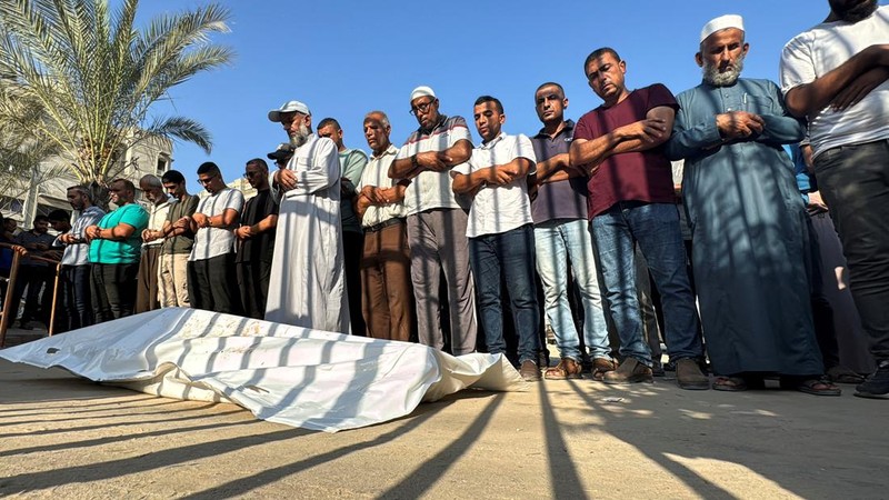 Orang-orang memeriksa lokasi setelah serangan Israel terhadap kamp tenda yang melindungi orang-orang terlantar, di tengah konflik Israel-Hamas, di daerah Al-Mawasi di Khan Younis, di Jalur Gaza selatan, 10 September 2024. (REUTERS/Mohammed Salem)