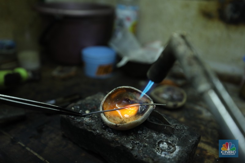 Pekerja menyelesaikan reparasi emas di kawasan, Jakarta, Rabu (11/9/2024). (CNBC Indonesia/Tri Susilo)