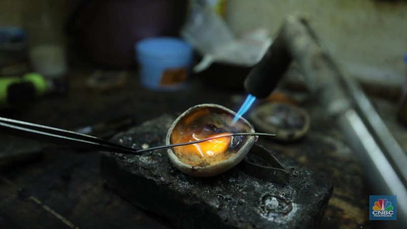 Pekerja menyelesaikan reparasi emas di kawasan, Jakarta, Rabu (11/9/2024). (CNBC Indonesia/Tri Susilo)