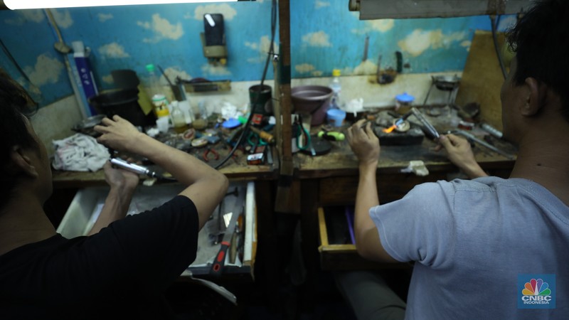 Pekerja menyelesaikan reparasi emas di kawasan, Jakarta, Rabu (11/9/2024). (CNBC Indonesia/Tri Susilo)