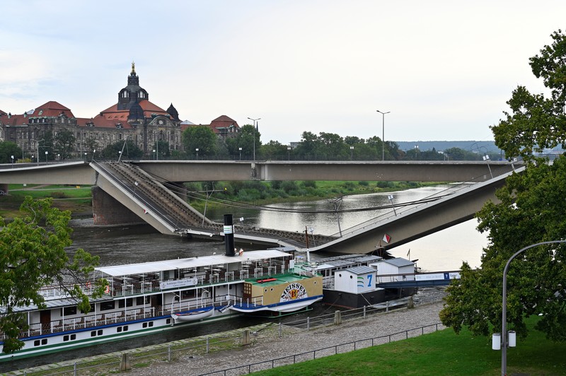 Pemandangan bagian Jembatan Carola (Carolabruecke) yang runtuh ke Sungai Elbe di Dresden, Jerman, Rabu (11/9/2024). (REUTERS/Matthias Rietschel)