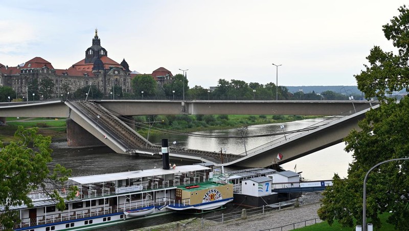 Pemandangan bagian Jembatan Carola (Carolabruecke) yang runtuh ke Sungai Elbe di Dresden, Jerman, Rabu (11/9/2024). (REUTERS/Matthias Rietschel)