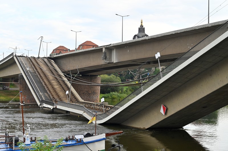 Pemandangan bagian Jembatan Carola (Carolabruecke) yang runtuh ke Sungai Elbe di Dresden, Jerman, Rabu (11/9/2024). (REUTERS/Matthias Rietschel)