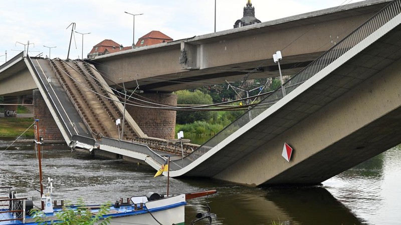 Pemandangan bagian Jembatan Carola (Carolabruecke) yang runtuh ke Sungai Elbe di Dresden, Jerman, Rabu (11/9/2024). (REUTERS/Matthias Rietschel)