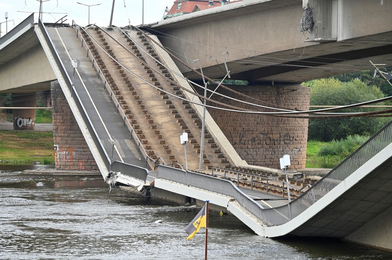 Pemandangan bagian Jembatan Carola (Carolabruecke) yang runtuh ke Sungai Elbe di Dresden, Jerman, Rabu (11/9/2024). (REUTERS/Matthias Rietschel)