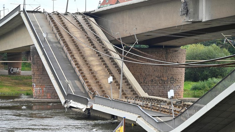 Pemandangan bagian Jembatan Carola (Carolabruecke) yang runtuh ke Sungai Elbe di Dresden, Jerman, Rabu (11/9/2024). (REUTERS/Matthias Rietschel)