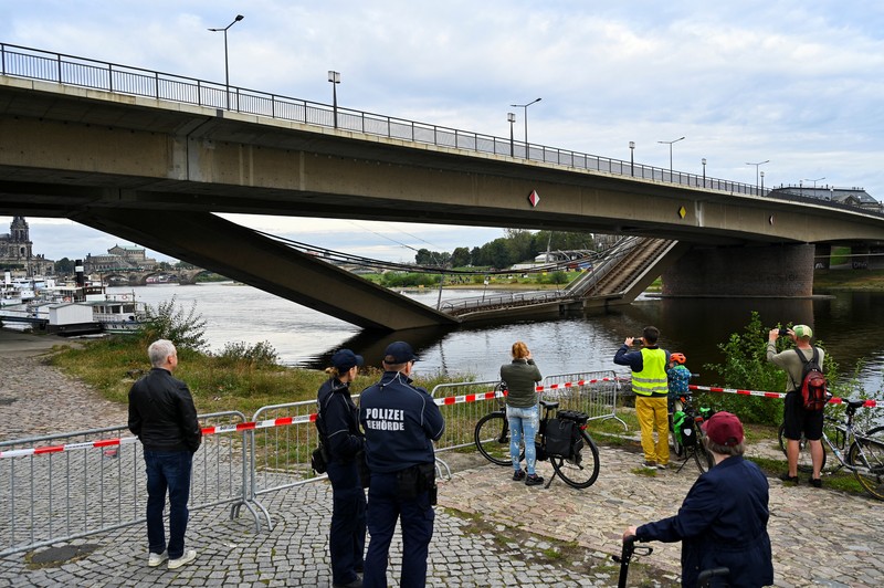 Pemandangan bagian Jembatan Carola (Carolabruecke) yang runtuh ke Sungai Elbe di Dresden, Jerman, Rabu (11/9/2024). (REUTERS/Matthias Rietschel) Pemandangan bagian Jembatan Carola (Carolabruecke) yang runtuh ke Sungai Elbe di Dresden, Jerman, Rabu (11/9/2024). (REUTERS/Matthias Rietschel)