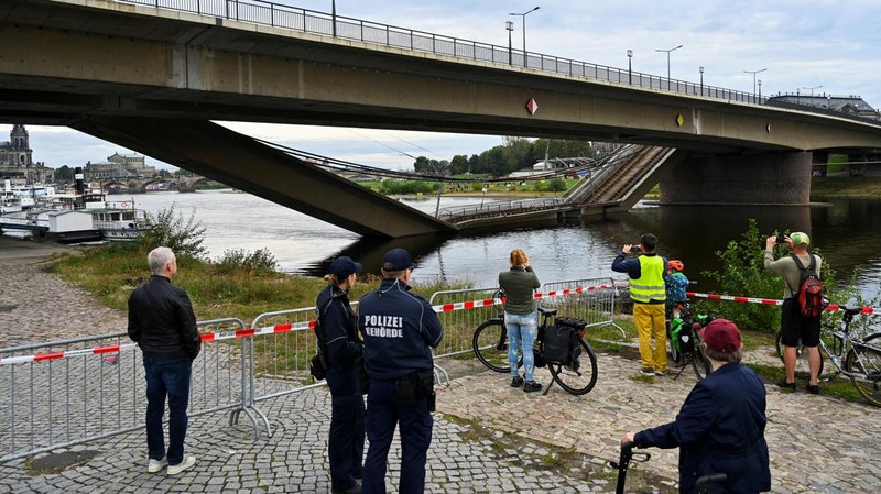 Pemandangan bagian Jembatan Carola (Carolabruecke) yang runtuh ke Sungai Elbe di Dresden, Jerman, Rabu (11/9/2024). (REUTERS/Matthias Rietschel)