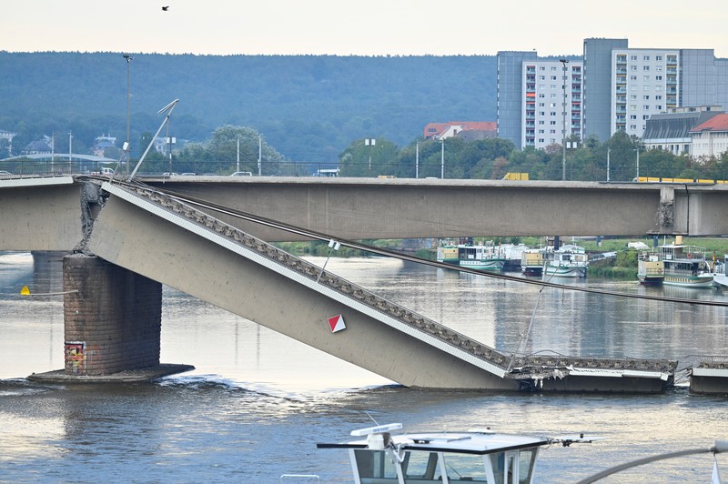 Pemandangan bagian Jembatan Carola (Carolabruecke) yang runtuh ke Sungai Elbe di Dresden, Jerman, Rabu (11/9/2024). (REUTERS/Matthias Rietschel)