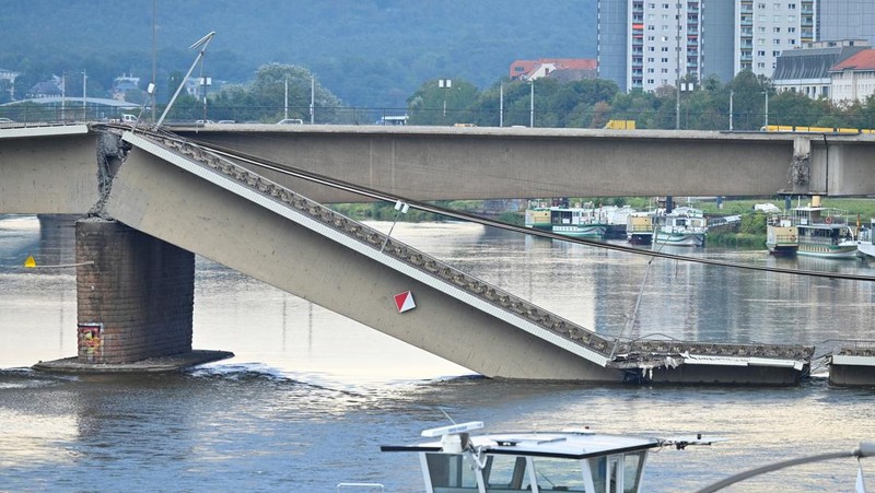 Pemandangan bagian Jembatan Carola (Carolabruecke) yang runtuh ke Sungai Elbe di Dresden, Jerman, Rabu (11/9/2024). (REUTERS/Matthias Rietschel)