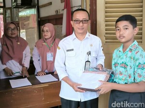 Ratusan Siswa Kota Blitar Terima Kain Seragam Gratis, Ongkos Jahit Menyusul