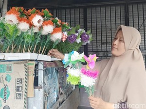 Laris Manis Kembang Telur Jelang Peringatan Hari Lahir Nabi