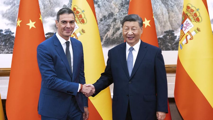 Perdana Menteri Spanyol Pedro Sanchez bertemu dengan Presiden Tiongkok Xi Jinping di Wisma Negara Diaoyutai di Beijing, Senin (9/9/2024). (Huang Jingwen/Xinhua via AP)