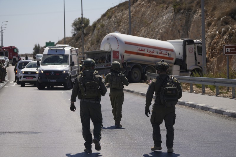 Petugas keamanan dan tanggap darurat Israel bekerja pada lokasi serangan serudukan truk bahan bakar di dekat pemukiman Givat Assaf, dekat Ramallah di Tepi Barat yang diduduki Israel, Rabu (11/9/2024). (REUTERS/Ammar Awad) Petugas keamanan dan tanggap darurat Israel bekerja pada lokasi serangan serudukan truk bahan bakar di dekat pemukiman Givat Assaf, dekat Ramallah di Tepi Barat yang diduduki Israel, Rabu (11/9/2024). (REUTERS/Ammar Awad)