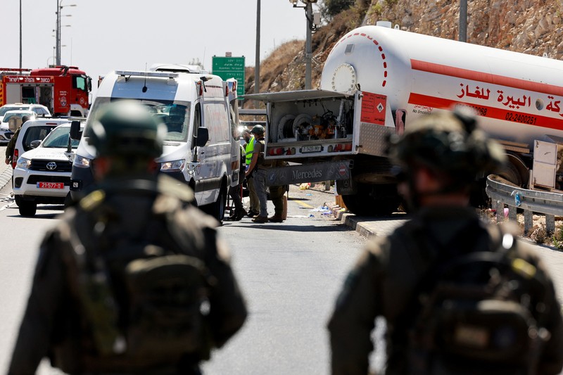 Petugas keamanan dan tanggap darurat Israel bekerja pada lokasi serangan serudukan truk bahan bakar di dekat pemukiman Givat Assaf, dekat Ramallah di Tepi Barat yang diduduki Israel, Rabu (11/9/2024). (REUTERS/Ammar Awad) Petugas keamanan dan tanggap darurat Israel bekerja pada lokasi serangan serudukan truk bahan bakar di dekat pemukiman Givat Assaf, dekat Ramallah di Tepi Barat yang diduduki Israel, Rabu (11/9/2024). (REUTERS/Ammar Awad)