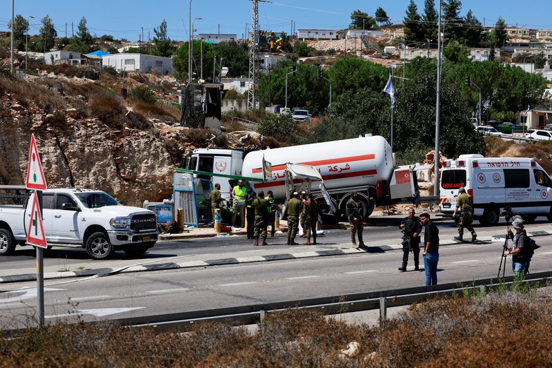 Petugas keamanan dan tanggap darurat Israel bekerja pada lokasi serangan serudukan truk bahan bakar di dekat pemukiman Givat Assaf, dekat Ramallah di Tepi Barat yang diduduki Israel, Rabu (11/9/2024). (REUTERS/Ammar Awad) Petugas keamanan dan tanggap darurat Israel bekerja pada lokasi serangan serudukan truk bahan bakar di dekat pemukiman Givat Assaf, dekat Ramallah di Tepi Barat yang diduduki Israel, Rabu (11/9/2024). (REUTERS/Ammar Awad)