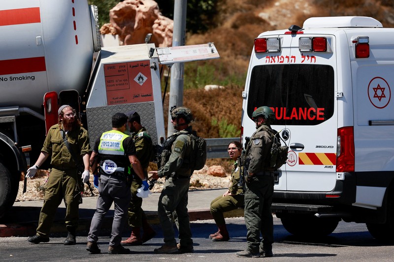 Petugas keamanan dan tanggap darurat Israel bekerja pada lokasi serangan serudukan truk bahan bakar di dekat pemukiman Givat Assaf, dekat Ramallah di Tepi Barat yang diduduki Israel, Rabu (11/9/2024). (REUTERS/Ammar Awad) Petugas keamanan dan tanggap darurat Israel bekerja pada lokasi serangan serudukan truk bahan bakar di dekat pemukiman Givat Assaf, dekat Ramallah di Tepi Barat yang diduduki Israel, Rabu (11/9/2024). (REUTERS/Ammar Awad)