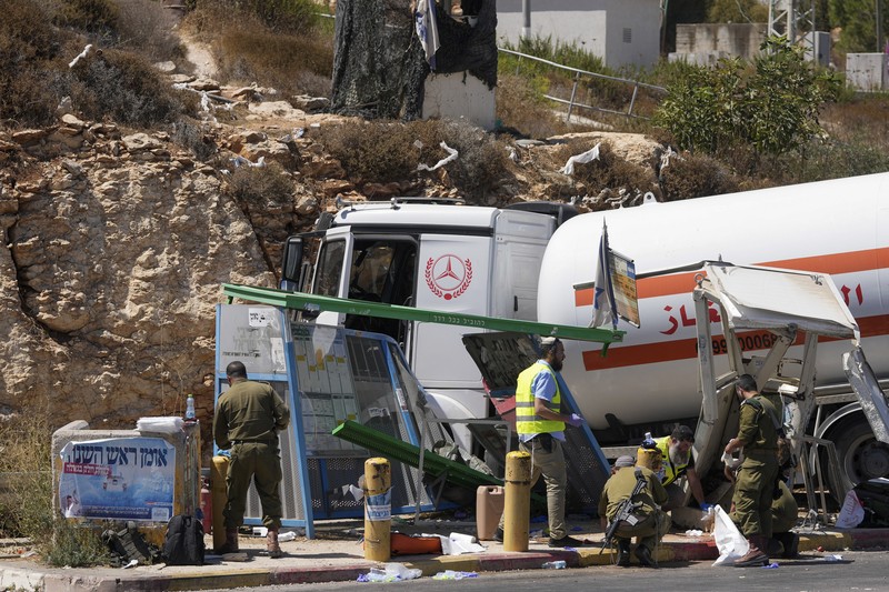 Petugas keamanan dan tanggap darurat Israel bekerja pada lokasi serangan serudukan truk bahan bakar di dekat pemukiman Givat Assaf, dekat Ramallah di Tepi Barat yang diduduki Israel, Rabu (11/9/2024). (REUTERS/Ammar Awad) Petugas keamanan dan tanggap darurat Israel bekerja pada lokasi serangan serudukan truk bahan bakar di dekat pemukiman Givat Assaf, dekat Ramallah di Tepi Barat yang diduduki Israel, Rabu (11/9/2024). (REUTERS/Ammar Awad)