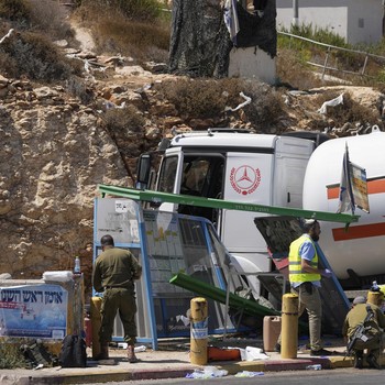 Penampakan Truk BBM Seruduk Warga Israel di Tepi Barat