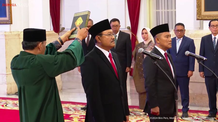 Presiden Joko Widodo (Jokowi) resmi melantik Irjen Eddy Hartono jadi Kepala Badan Nasional Penanggulangan Terorisme (BNPT) dan Sekjen PBNU Saifullah Yusuf atau Gus Ipul menjadi Menteri Sosial di Istana Negara, Jakarta, Rabu (11/9/2024). (Tangkapan Layar Youtube Sekretariat Presiden)