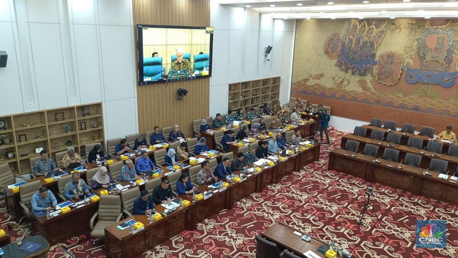 Rapat Kerja Komisi VI DPR RI dengan Menteri Koperasi dan UKM, Menteri Perdagangan, dan Menteri BUMN, Rabu (11/9/2024). (վ/Martyasari Rizky)