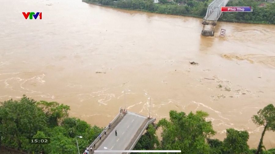 Sebuah jembatan yang biasanya ramai di provinsi Phu Tho, Vietnam runtuh pada hari Senin (9/9/2024) akibat usai di terjang topan Yagi. (Tangkapan Layar Video Reuters/VTV)