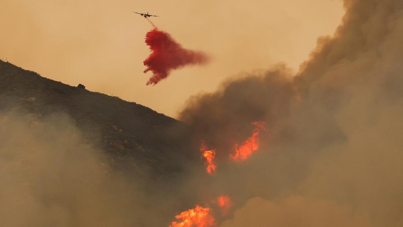 Kebakaran Bandara terjadi di Orange dan Riverside Counties, dalam tangkapan layar yang diambil dari video yang direkam dari Santiago Peak, California, AS, 10 September 2024. (ALERTCALIFORNIA | UC SAN DIEGO/Handout via REUTERS)