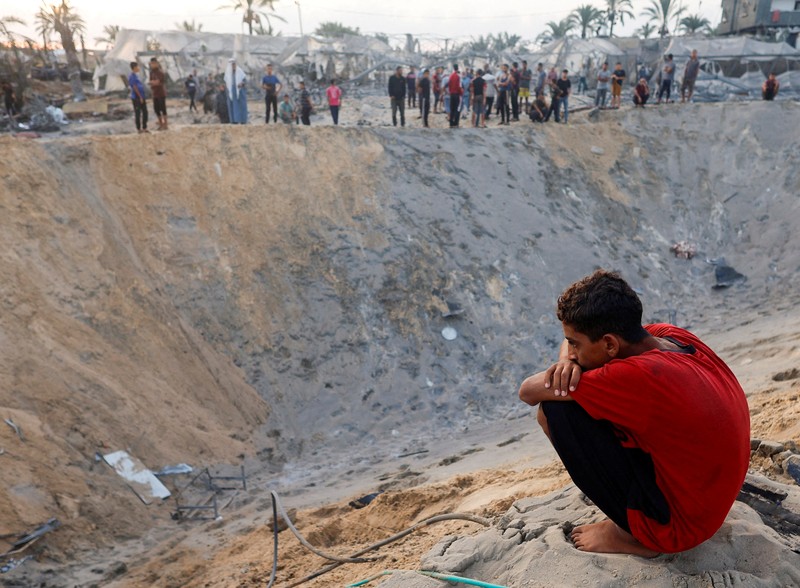 Orang-orang memeriksa lokasi setelah serangan Israel terhadap kamp tenda yang melindungi orang-orang terlantar, di tengah konflik Israel-Hamas, di daerah Al-Mawasi di Khan Younis, di Jalur Gaza selatan, 10 September 2024. Orang-orang memeriksa lokasi setelah serangan Israel terhadap kamp tenda yang melindungi orang-orang terlantar, di tengah konflik Israel-Hamas, di daerah Al-Mawasi di Khan Younis, di Jalur Gaza selatan, 10 September 2024. (REUTERS/Mohammed Salem)