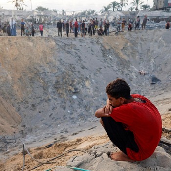 Potret Kawah Besar Hasil Serangan Israel di Kamp Pengungsian Gaza