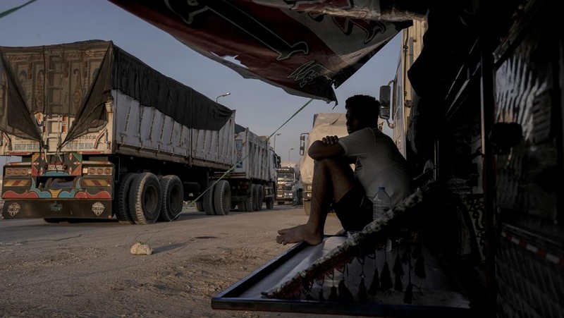 Tank-tank Mesir terlihat di jalan menuju perbatasan Rafah di tengah konflik yang sedang berlangsung antara Israel dan Hamas, di Rafah, Mesir, 9 September 2024. (REUTERS/Mohamed Abd El Ghany)