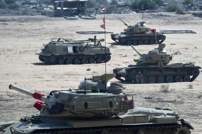 Tank-tank Mesir terlihat di jalan menuju perbatasan Rafah di tengah konflik yang sedang berlangsung antara Israel dan Hamas, di Rafah, Mesir, 9 September 2024. Tank-tank Mesir terlihat di jalan menuju perbatasan Rafah di tengah konflik yang sedang berlangsung antara Israel dan Hamas, di Rafah, Mesir, 9 September 2024. (REUTERS/Mohamed Abd El Ghany)