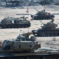 Tank-tank Mesir bersiaga di dekat perbatasan Rafah antara Mesir dan Jalur Gaza, Senin, 9 September 2024. (AP Photo/Amr Nabil)