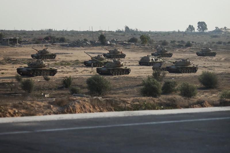 Tank-tank Mesir terlihat di jalan menuju perbatasan Rafah di tengah konflik yang sedang berlangsung antara Israel dan Hamas, di Rafah, Mesir, 9 September 2024. Tank-tank Mesir terlihat di jalan menuju perbatasan Rafah di tengah konflik yang sedang berlangsung antara Israel dan Hamas, di Rafah, Mesir, 9 September 2024. (REUTERS/Mohamed Abd El Ghany)