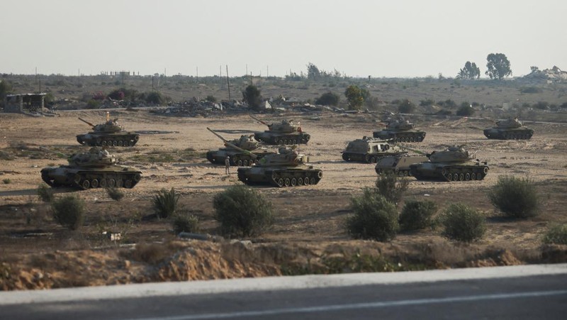 Tank-tank Mesir terlihat di jalan menuju perbatasan Rafah di tengah konflik yang sedang berlangsung antara Israel dan Hamas, di Rafah, Mesir, 9 September 2024. (REUTERS/Mohamed Abd El Ghany)