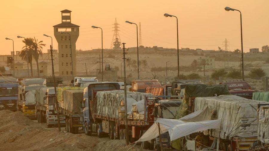 Truk bantuan kemanusiaan menunggu untuk melintasi perbatasan Rafah antara Mesir dan Jalur Gaza, di Rafah, Mesir, Senin, 9 September 2024. (AP Photo/Amr Nabil)