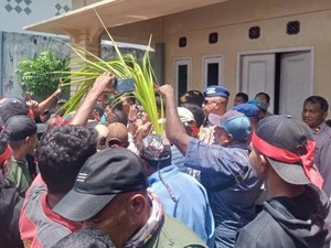 Kantor Bawaslu Aru Disegel Warga Adat Imbas Kepala Sekretariat Batal Dilantik