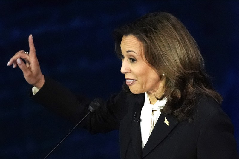 Calon presiden dari Partai Demokrat, Wakil Presiden Kamala Harris berbicara selama debat presiden dengan calon presiden dari Partai Republik, mantan Presiden Donald Trump di National Constitution Center, Selasa, 10 September 2024, di Philadelphia. (AP Photo/Alex Brandon)