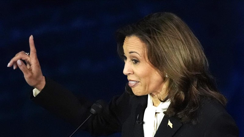 Calon presiden dari Partai Demokrat, Wakil Presiden Kamala Harris berbicara selama debat presiden dengan calon presiden dari Partai Republik, mantan Presiden Donald Trump di National Constitution Center, Selasa, 10 September 2024, di Philadelphia. (AP Photo/Alex Brandon)