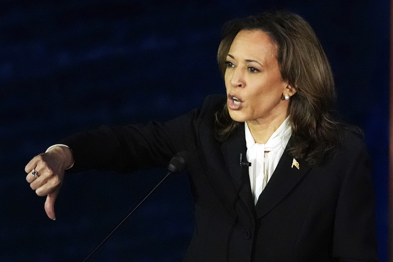 Calon presiden dari Partai Demokrat, Wakil Presiden Kamala Harris berbicara selama debat presiden dengan calon presiden dari Partai Republik, mantan Presiden Donald Trump di National Constitution Center, Selasa, 10 September 2024, di Philadelphia. (AP Photo/Alex Brandon)