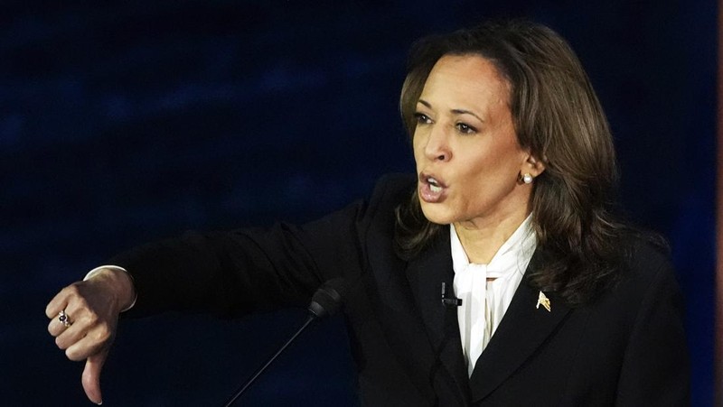 Calon presiden dari Partai Demokrat, Wakil Presiden Kamala Harris berbicara selama debat presiden dengan calon presiden dari Partai Republik, mantan Presiden Donald Trump di National Constitution Center, Selasa, 10 September 2024, di Philadelphia. (AP Photo/Alex Brandon)