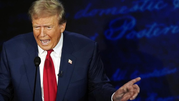 Calon presiden dari Partai Republik, mantan Presiden Donald Trump berbicara selama debat presiden dengan calon presiden dari Partai Demokrat, Wakil Presiden Kamala Harris di National Constitution Center di Philadelphia, Selasa, 10 September 2024. (AP Photo/Alex Brandon)