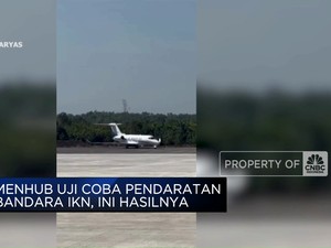 Video: Detik-Detik Pesawat Menhub Mendarat di IKN