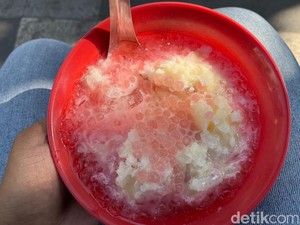 Segarnya Es Pisang Ijo Dinginkan Hawa Panas Kota Pahlawan