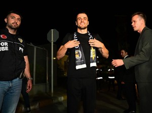 Kostic Tinggalkan Juventus demi Dilatih Mourinho